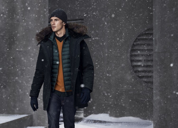 daunenjacke stylen ideen kombinationen coole outfits winter lang mantel schnee überschichten handschuhe