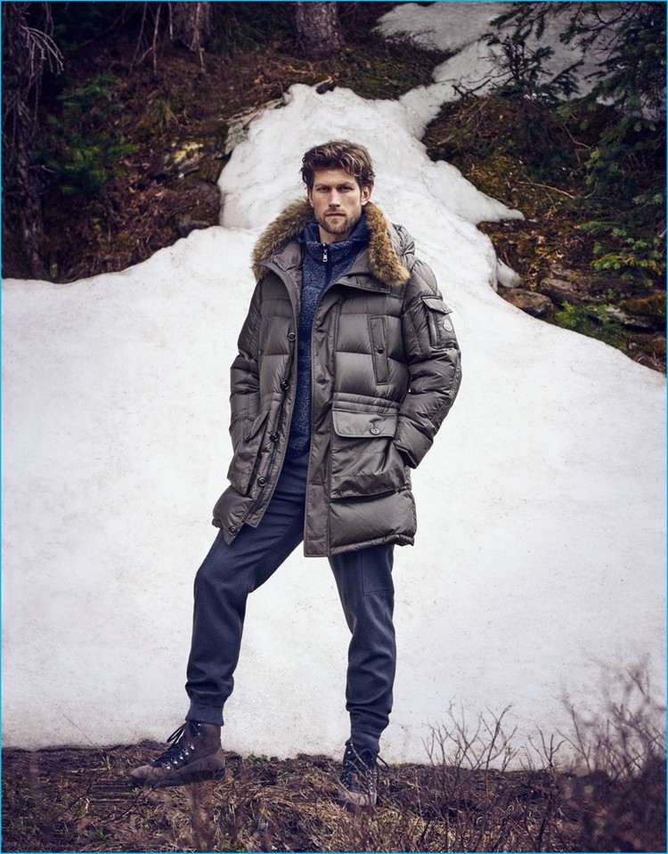 daunenjacke stylen ideen kombinationen coole outfits winter lang mantel wald schnee wandersmann winterstiefel sporthose