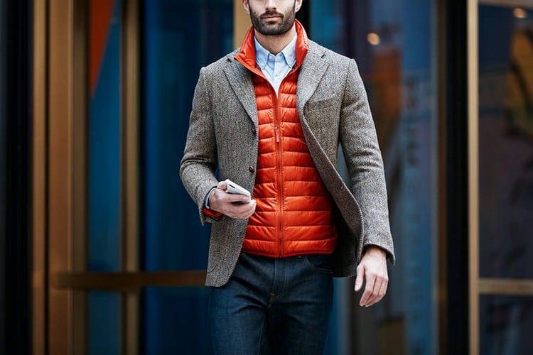 daunenjacke stylen ideen kombinationen coole outfits winter layering überschichten blazer sakko hemd organge braun