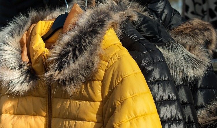 daunenjacke stylen ideen kombinationen coole outfits winter modelle gelb schwarz fellkragen kaputze reißverschluss