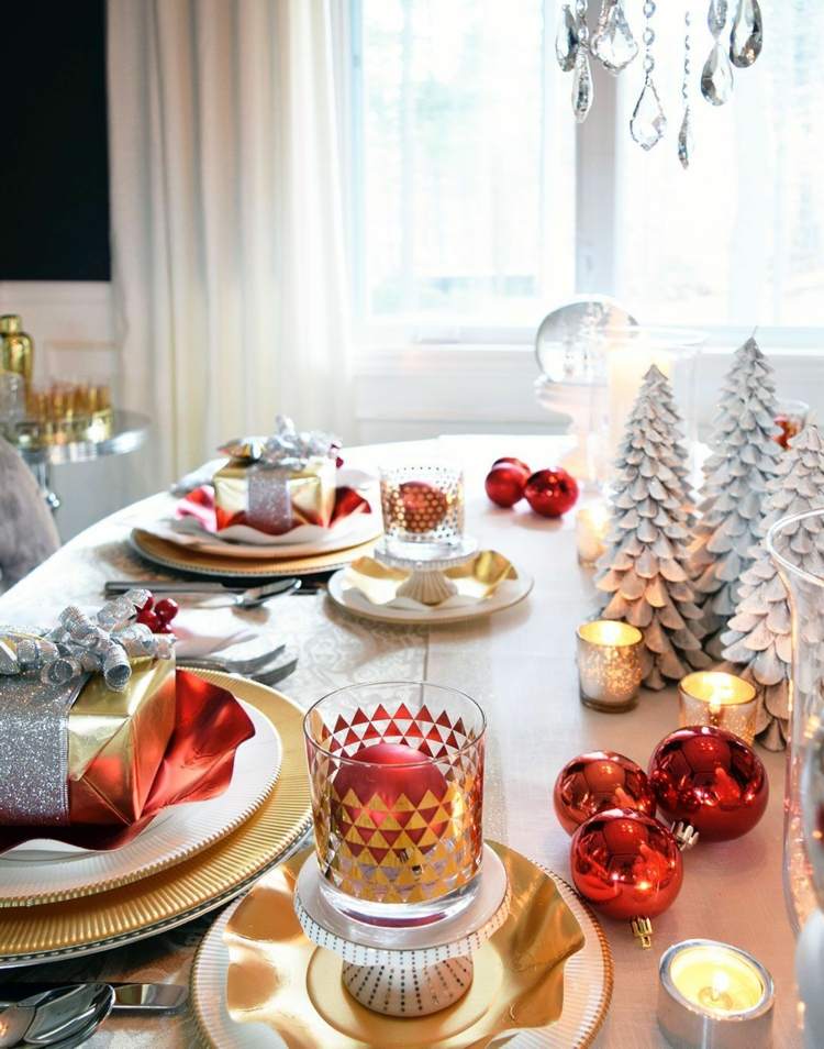 dezente weihnachtsdeko beerentöne holz silber tisch dekorieren