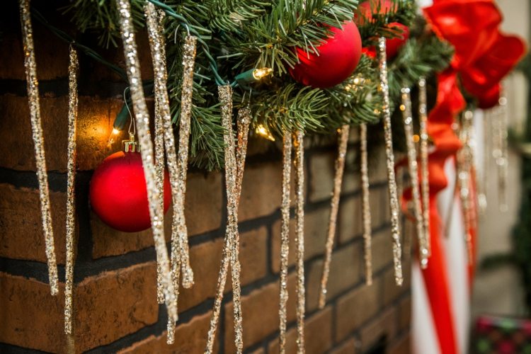 diy eiszapfen deko basteln weihnachten glitzer gold essstäbchen