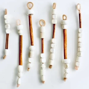 Eiszapfen Deko selber machen mit Zimtstangen und Holzwürfeln