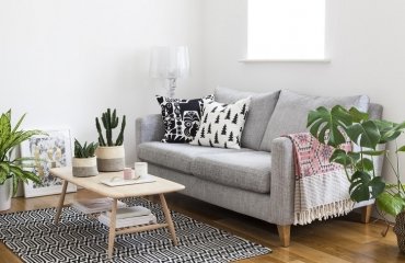 farben harmonieren retro stil grau couch kakteen schwarz weiß decke holzboden