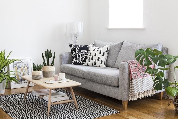 farben harmonieren retro stil grau couch kakteen schwarz weiß decke holzboden