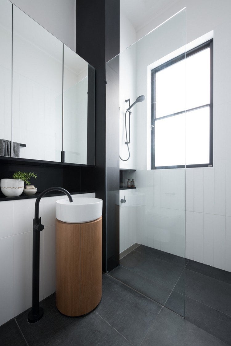 haus mit einliegerwohnung modern alt neu badezimmer duschkabine waschbecken modern schränke fliesen glastrennwand