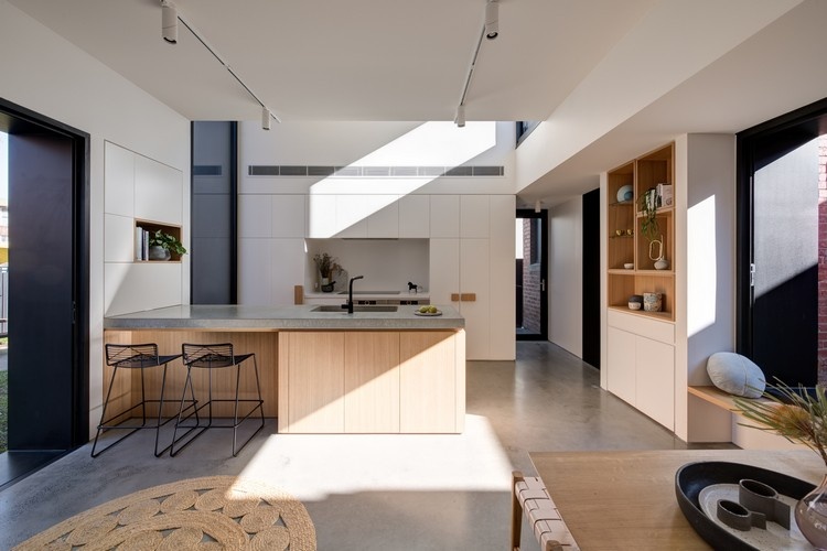 haus mit einliegerwohnung moderner anbau bewegungsfreiheit innenhof garten hinterhof kücheninsel arbeitsplatte beleuchtung