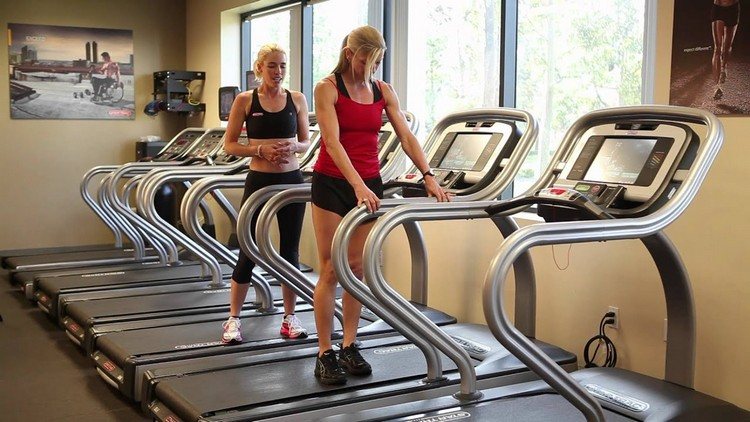 laufband training nützliche tipps tricks effektive fitness übungen sich lehnen griff halten konsole