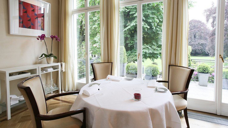 michelin restaurants deutschland restaurantführer gehobene gastronomie klaus erfort gästehaus minimalistisch design garten terrasse