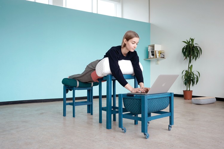 moderne modulare büromöbel prakitsches design arbeiten homeoffice geoffrey pascal grafeiophobia rollen liegen laptop tisch arbeitsplatz