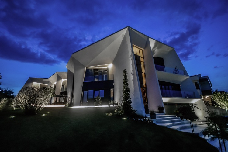 modernes Haus mit asymmetrischem Dach Nachtbeleuchtung