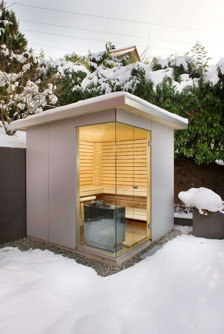 outdoor sauna bauen ideen designs entspannungsbereich im freien liegestühle baum blüten holz saunahäuschen kabine weß modern