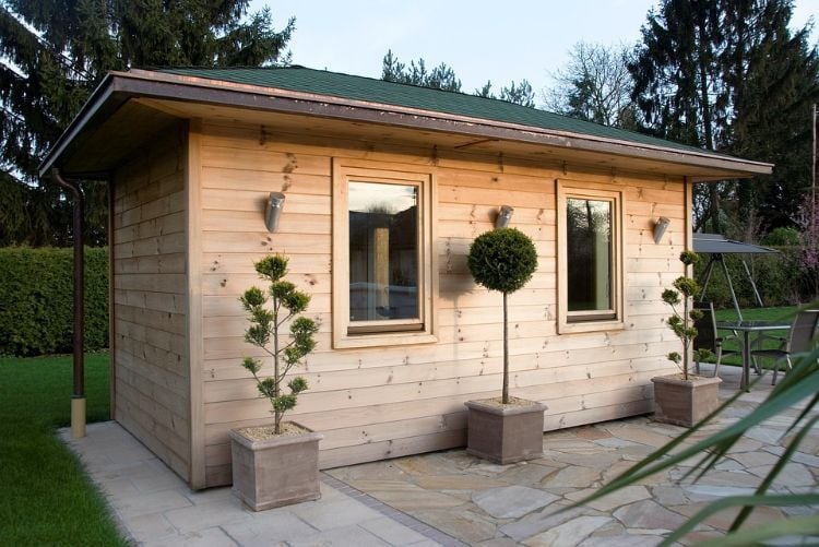 outdoor sauna bauen ideen designs entspannungsbereich im freien liegestühle baum blüten holz saunahäuschen