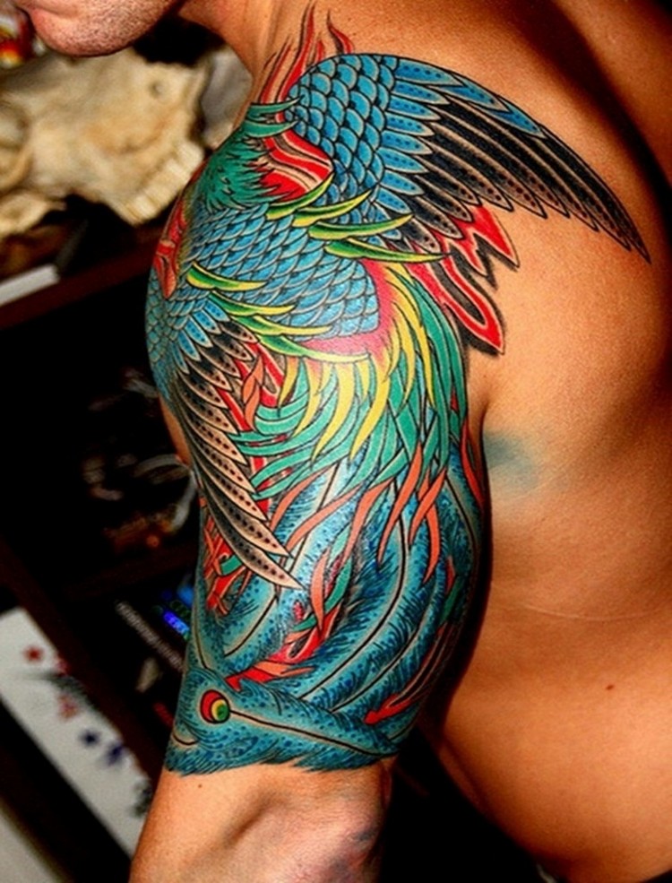 phönix tattoo designs tätowierungen feuer vogel japanisch mythologie blumen rot gelb blau schwarz schulter platzierung