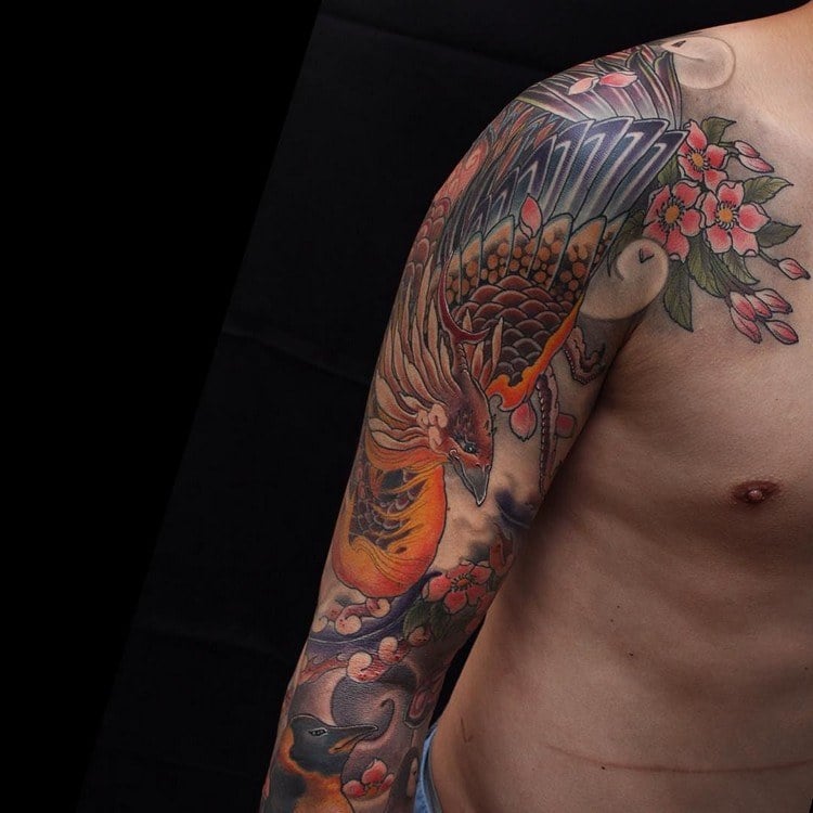 phönix tattoo designs tätowierungen feuer vogel japanisch mythologie blumen rot gelb schwarz oberarm platzierung