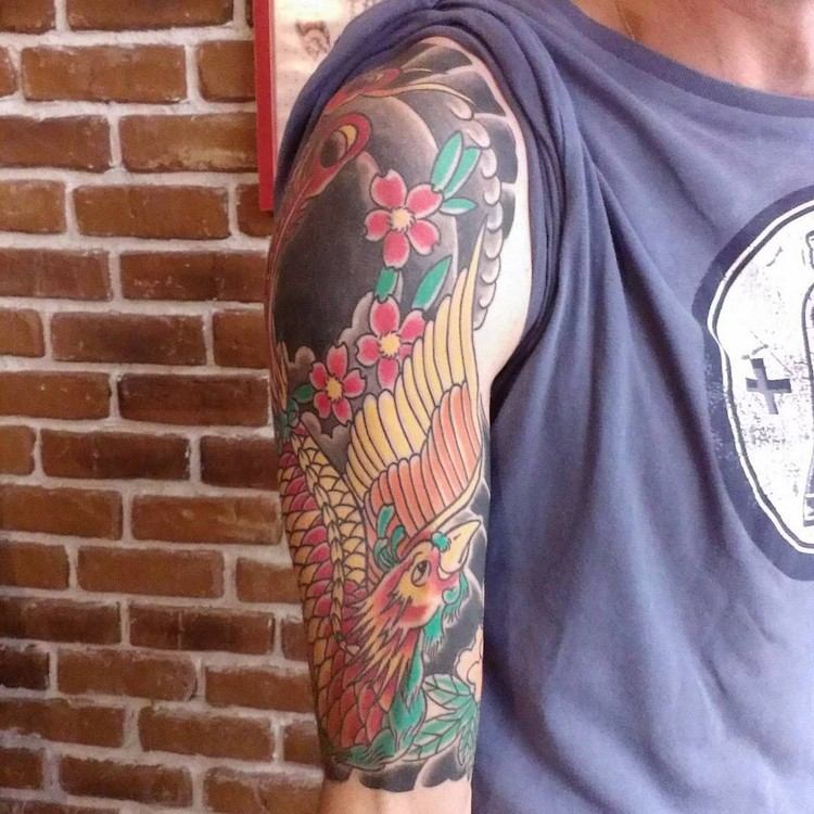 phönix tattoo designs tätowierungen feuer vogel japanisch mythologie blumen rot gelb schwarz oberarm ärmel platzierung