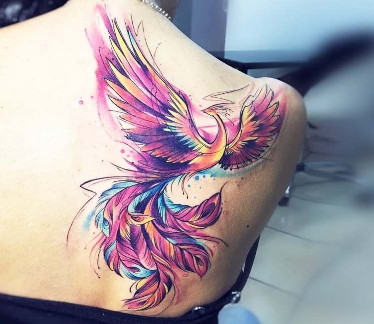phönix tattoo designs tätowierungen feuer vogel mythologie farbig bunt farbnuancen frau rücken platzierung