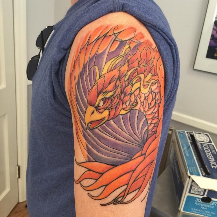 phönix tattoo designs tätowierungen-feuer vogel mythologie orange rot lila oberarm platzierung