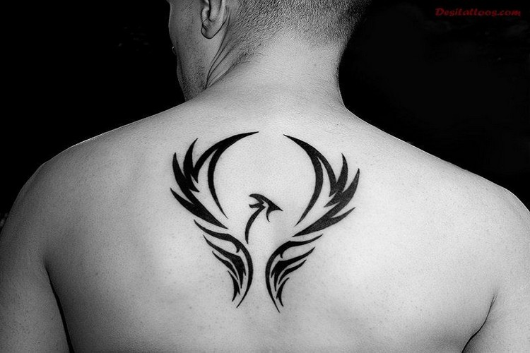 phönix tattoo designs tätowierungen feuer vogel mythologie schwarzweiß dezent minimalistisch tribal mann rücken platzierung