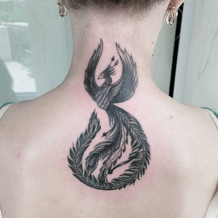 phönix tattoo designs tätowierungen feuer vogel mythologie schwarzweiß frau rücken nacken platzierung