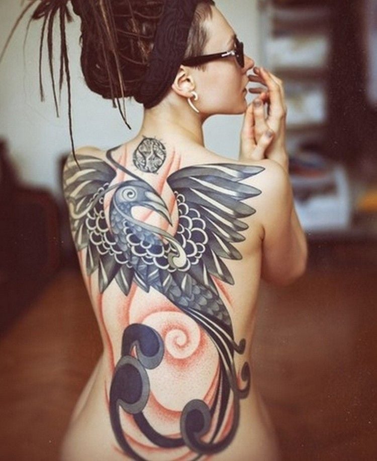 phönix tattoo designs tätowierungen feuer vogel mythologie schwarzweiß frau rücken platzierung