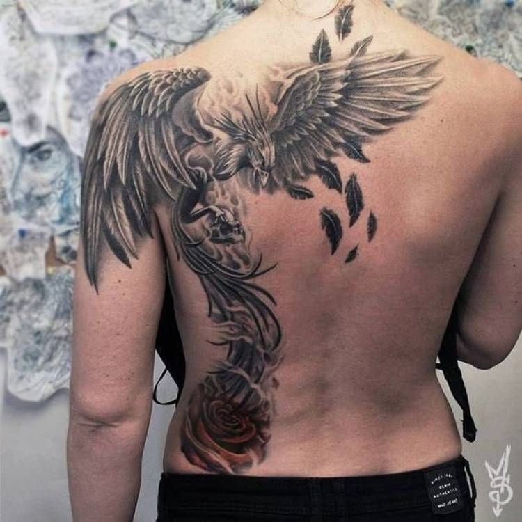 phönix tattoo designs tätowierungen feuer vogel mythologie schwarzweiß mann rücken platzierung