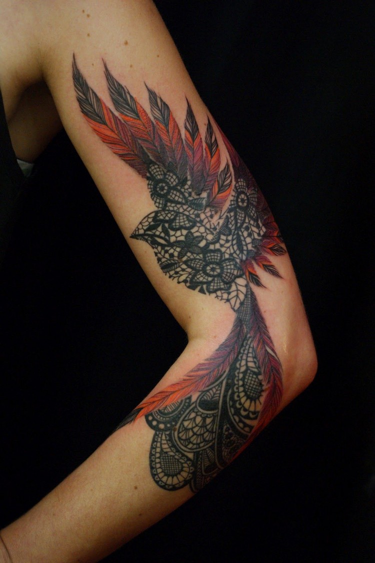 phönix tattoo designs tätowierungen feuer vogel mythologie schwarzweiß rot flügel frau arm platzierung