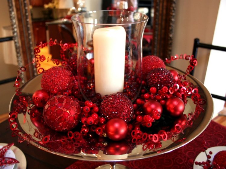 rot herzstück weihnachtsdeko tannenbaumkugeln girlande beerenzweige