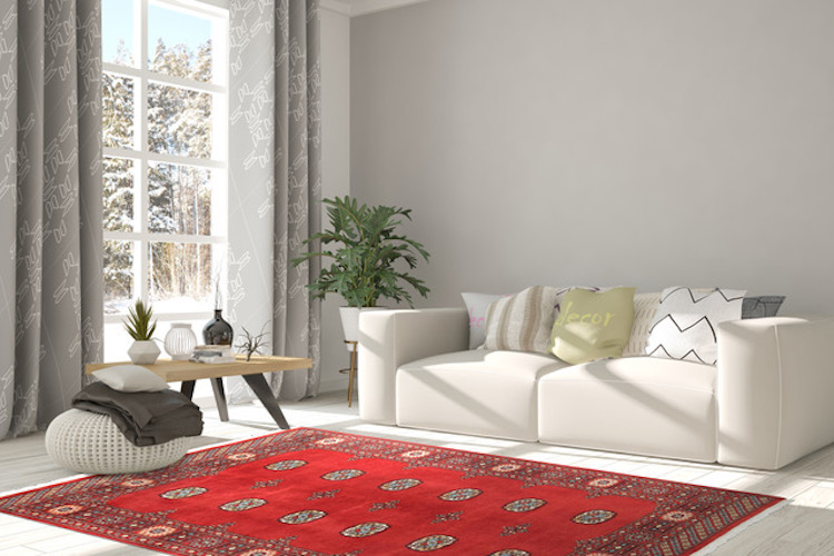 roter Orientteppich in einem modernen Wohnzimmer weißes Sofa