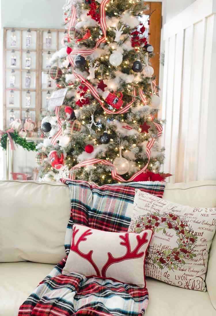 rustikale Weihnachtsdeko Plaid Kuscheldecke auf dem Sofa und schöne Sofakissen