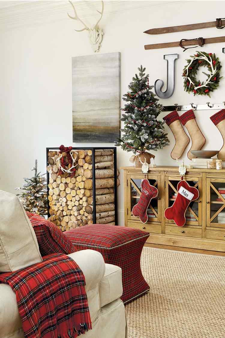 rustikale Weihnachtsdeko mit Plaids in rot fürs Wohnzimmer