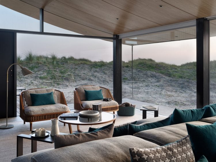 skandinavischer wohnstil wohnzimmer Holz Sessel Rund Kaffeetisch Kurzfloorteppich handgewebt