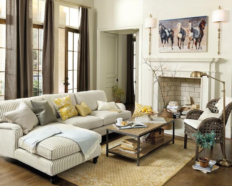 sofa vor fenster aufstellen wohnzimmer stilvoll couch teppich bild stehlampe kamin decke vorhänge elegant stilvoll