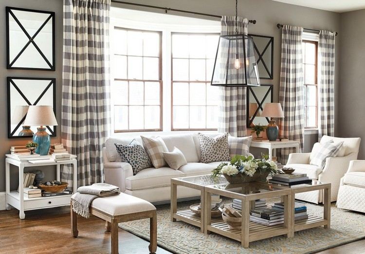sofa vor fenster aufstellen wohnzimmer stilvoll couch teppich spiegel ottomane aufwürfe hängelampe beistelltisch vorhang gardine dezent