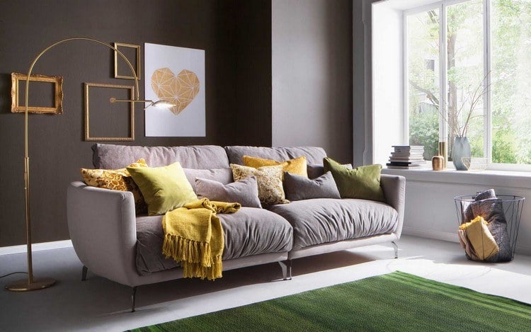 sofa vor fenster wohnzimmer natürliche farben kunstwerk kunststücke gelb grau kombination golden vase