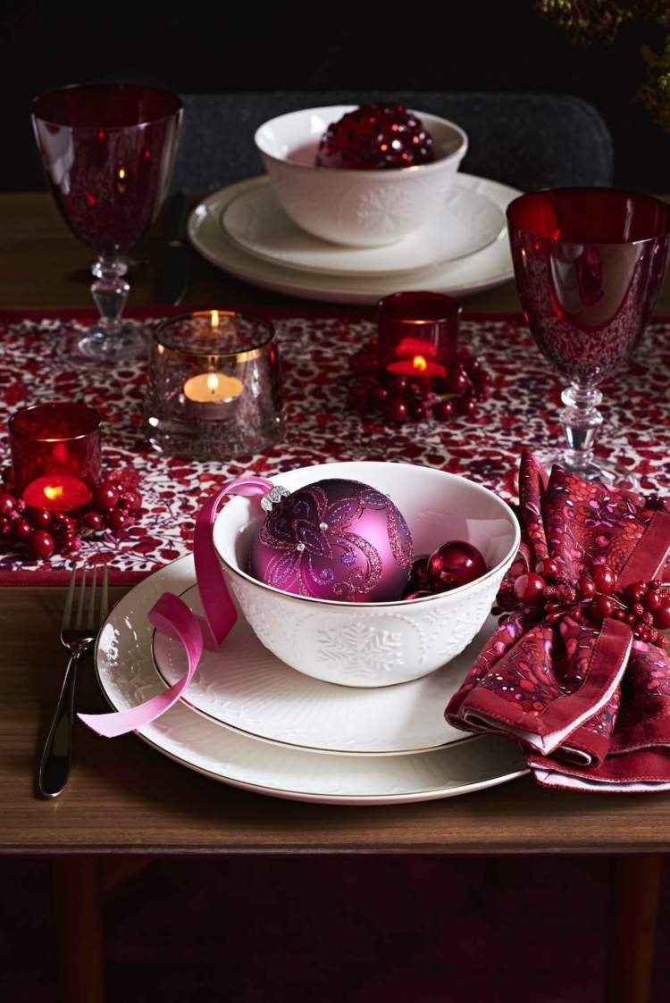 weihnachtsdeko beerentöne moderne tischdeko christbaumkugel servietten teelichthalter gläser harmonisch