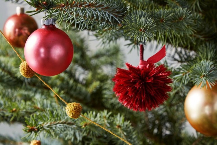 weihnachtsdeko beerentöne tannenbaum ornamente getrocknete blumen girlande gold