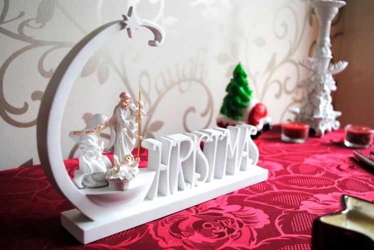 weihnachtsdeko beerentöne tischdecke weiße dekoelemente