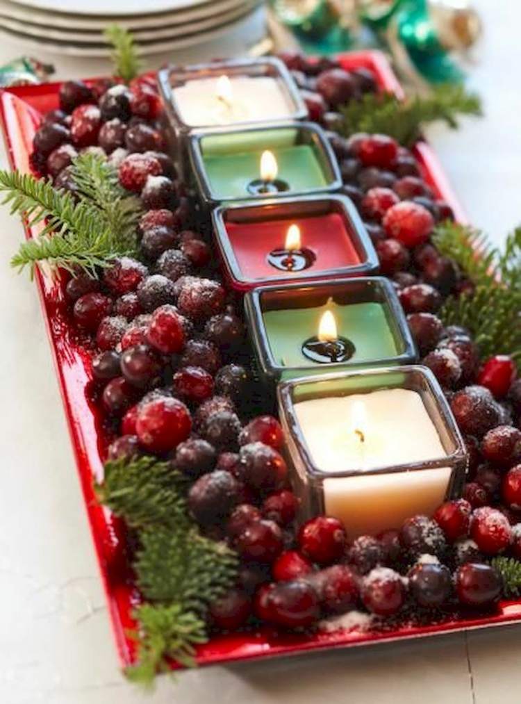 weihnachtsdeko beerentöne tischdeko herzstück beeren kunstschnee kerzen weiß rot grün