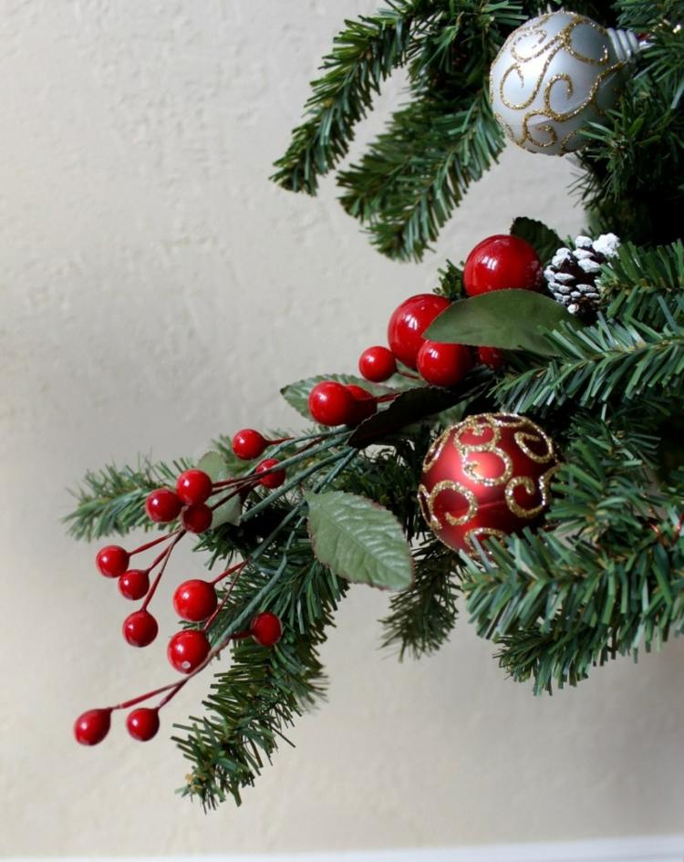 weihnachtsdeko beerentöne christbaumkugeln beerenszweige rot