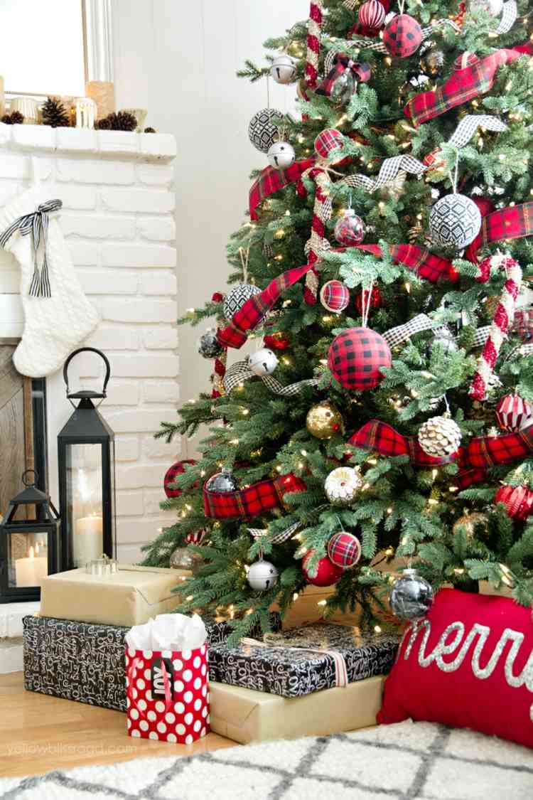 weihnachtsdeko beerentöne christbaumornamente schwarz rot kombination