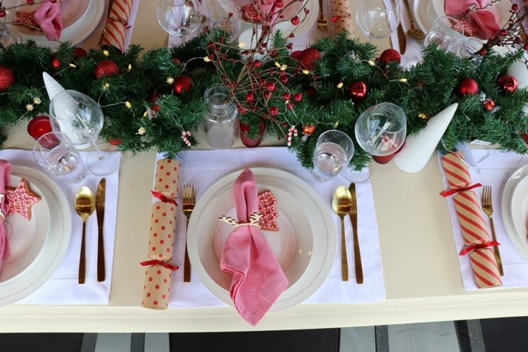 weihnachtsdeko servietten beerentöne herzstück grün rot tannenbaumkugeln
