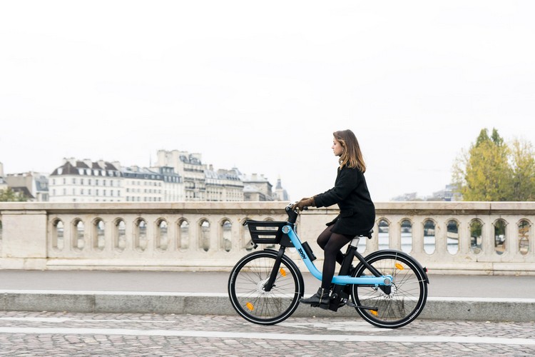 zoov e bike leihen elektrofahrräder innovatives design brücke fluss fahren stadtzentrum urbane umgebung frau