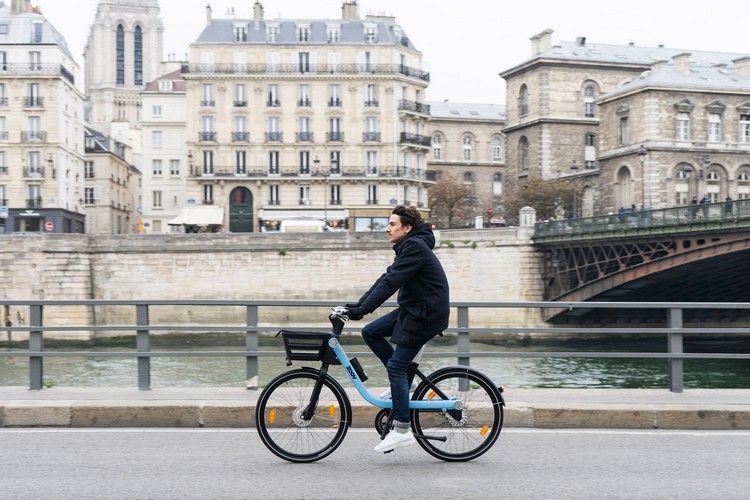 zoov e bike leihen elektrofahrräder innovatives design brücke fluss fahren stadtzentrum urbane umgebung