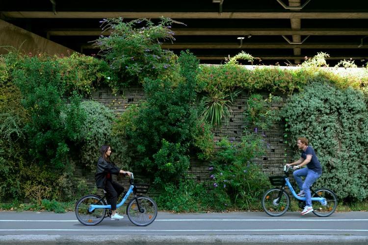 zoov e bike leihen elektrofahrräder innovatives design fahren straße begrünung pflanzen wand
