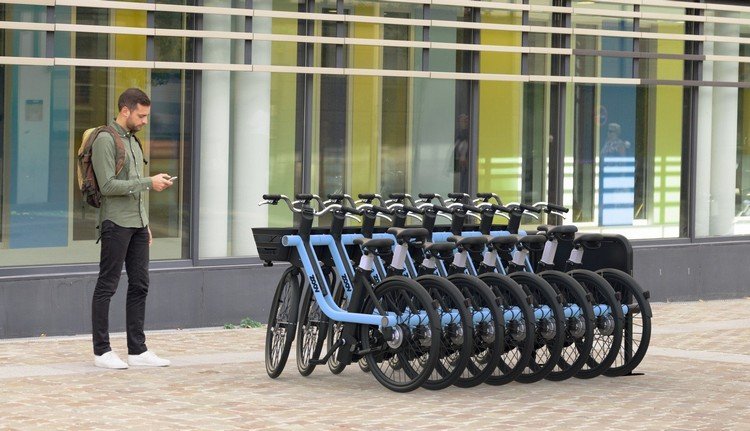 zoov e bike leihen elektrofahrräder innovatives design ineinander stapeln fahrradständer foto aufnehmen straße bürgersteig