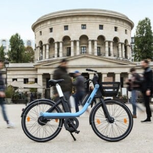 zoov e bike leihen elektrofahrräder innovatives design menschen gehen stadtzentrum urbane umgebung