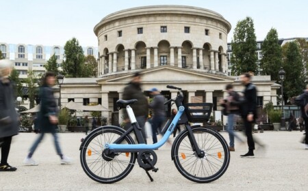 zoov e bike leihen elektrofahrräder innovatives design menschen gehen stadtzentrum urbane umgebung