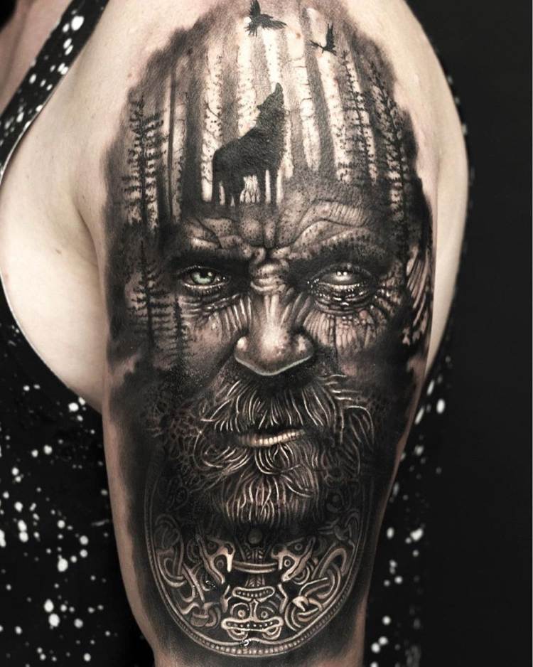 3D Tattoo am Oberarm Odin Wikinger Gott Wolf im Wald und zwei Raben