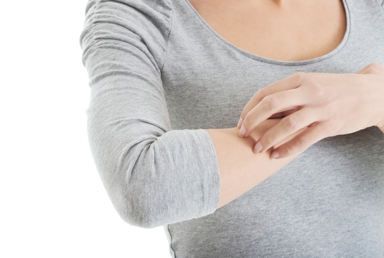 Allergie gegen Mückenstiche juckende Haut am Arm Entzündung